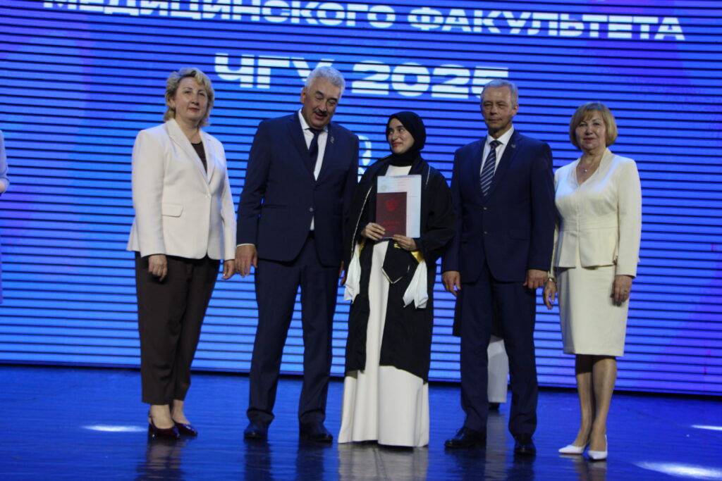 Торжественная церемония вручения диплома врача - выпускника медицинского факультета ЧГУ 2025 (Фоторепортаж)
